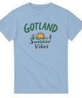 Somrigt tryck med lekfull figur och solnedgång – ljusblå t-shirt