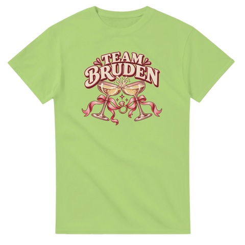 Ljusgrön t-shirt med champagneglas, rosett, ring och texten ”Team bruden”.