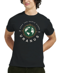 Jorden-motiv med texten "Keep the earth clean, it's not Uranus" på svart t-shirt.