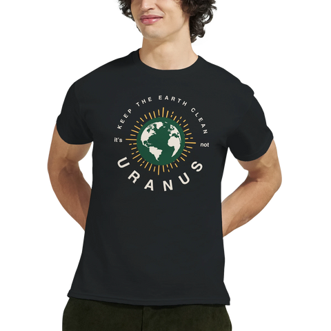 Jorden-motiv med texten "Keep the earth clean, it's not Uranus" på svart t-shirt.