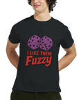 Svart t-shirt med motiv av två lila fuzzy dice och röd texten "I Like Them Fuzzy" – raggardesign för bilälskare och cruising