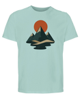 Konstnärligt naturmotiv med stiliserade fjäll på ljusblå t-shirt