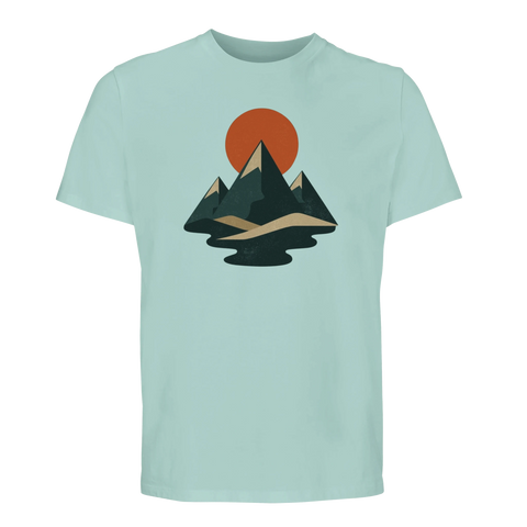 Konstnärligt naturmotiv med stiliserade fjäll på ljusblå t-shirt