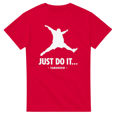 Parodi på Jordan-logga med fyllig person och texten "JUST DO IT... TOMORROW" på röd t-shirt.