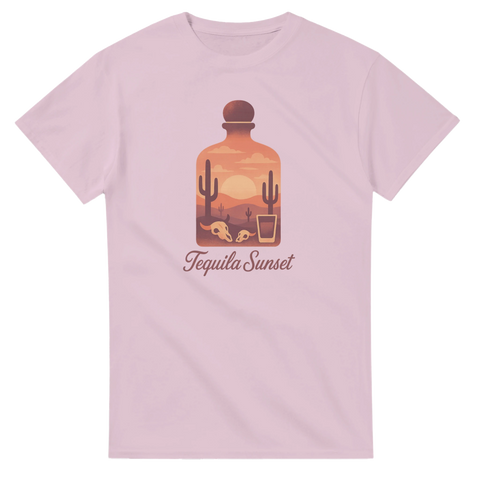 Tequilaflaska med ökensolnedgång, kaktusar, dödskallar, shotglas, text "Tequila Sunset" på rosa t-shirt.