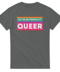 Regnbågsfärgad text "LET ME BE PERFECTLY QUEER" på en mörkgrå t-shirt.