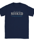 Mörkblå t-shirt med geopolitiskt budskap och ironisk ordvits