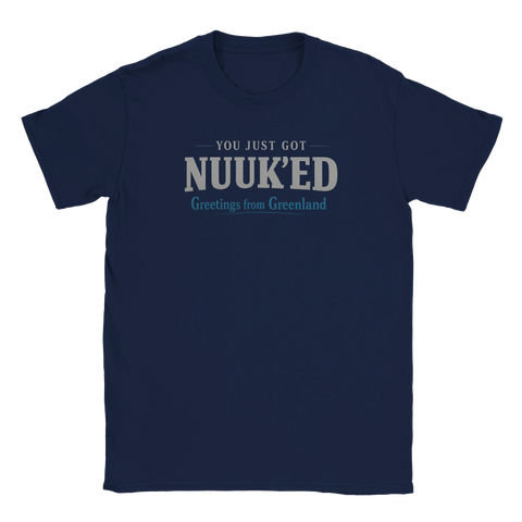 Mörkblå t-shirt med geopolitiskt budskap och ironisk ordvits