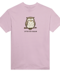 Tecknad sovande uggla på gren med texten "SITTER OCH UGGLAR" på ljusrosa t-shirt.