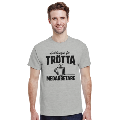 Avdelningen för Trötta Medarbetare" med kaffekopp på grå t-shirt.