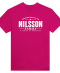 Ceriserosa t-shirt med texten Nilsson – A Family of Originals