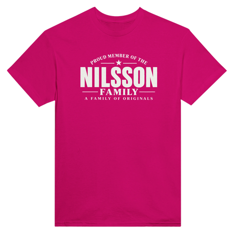 Ceriserosa t-shirt med texten Nilsson – A Family of Originals