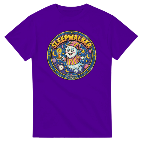 Lila t-shirt med retro badge-tryck av ett sömngående spöke i pyjamas