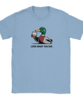 Ljusblå t-shirt med en satirisk anka och texten Look what you did