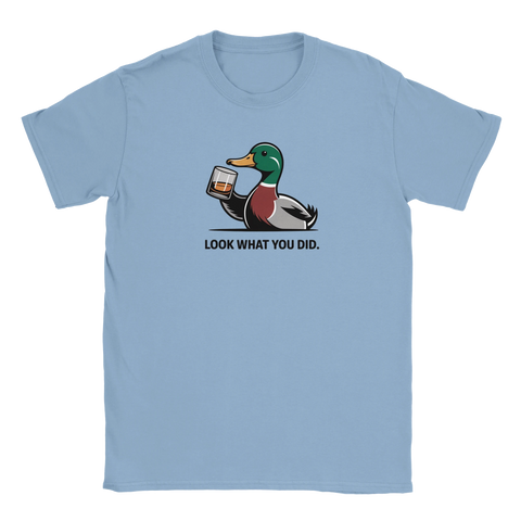 Ljusblå t-shirt med en satirisk anka och texten Look what you did