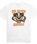 Vit t-shirt med en aggressiv grävlingsillustration och satirisk text