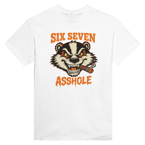 Vit t-shirt med en aggressiv grävlingsillustration och satirisk text