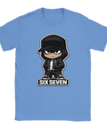 Ljusblå t-shirt med grafiskt motiv av en kaxig anime-karaktär