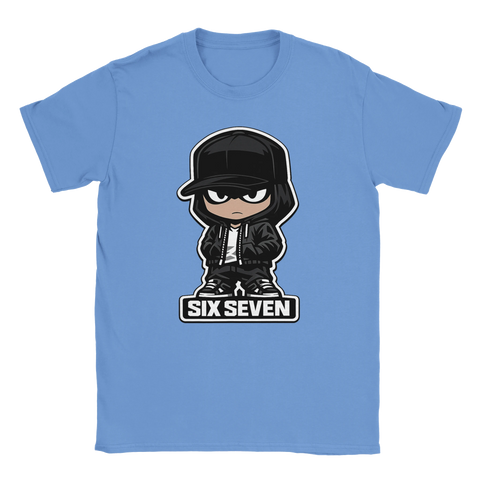 Ljusblå t-shirt med grafiskt motiv av en kaxig anime-karaktär