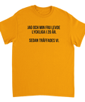 Svart textprint med skämtsamt citat om äktenskap på gul t-shirt