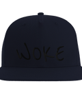 Woke" broderad text i svart på mörkblå snapback-keps.