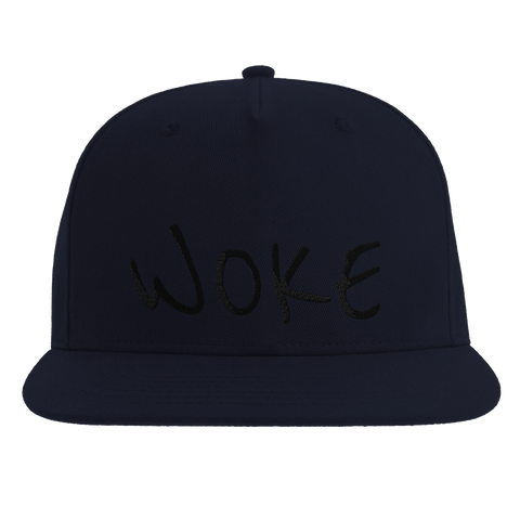 Woke" broderad text i svart på mörkblå snapback-keps.