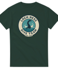 Retro logotyp med sjöodjuret Nessie – grafiskt tryck på mörkgrön t-shirt
