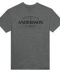 Minimalistisk textdesign med efternamnet Andersson på en mörkgrå t-shirt
