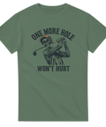 Skelett som spelar golf med text "One more hole won't hurt" på olivgrön t-shirt.