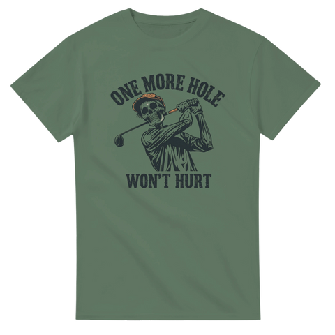 Skelett som spelar golf med text "One more hole won't hurt" på olivgrön t-shirt.
