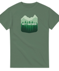 Militärgrön t-shirt med naturmotiv och text i minimalistisk stil