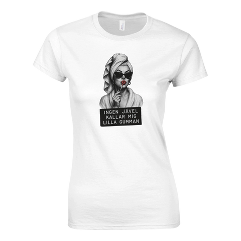 Ingen jävel kallar mig lilla gumman" t-shirt, svartvit kvinna med rött läppstift, handduk, solglasögon.