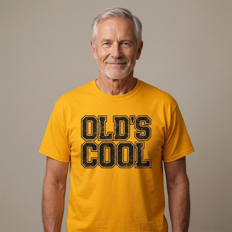 Old's Cool" text i sliten retrostil på senapsgul t-shirt.