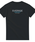Modern textdesign Sverige VM 2026 på klassisk svart t-shirt