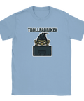 Trollfabriken t-shirt med tecknat troll bakom datorskärm, ljusblå.