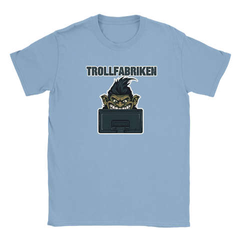 Trollfabriken t-shirt med tecknat troll bakom datorskärm, ljusblå.