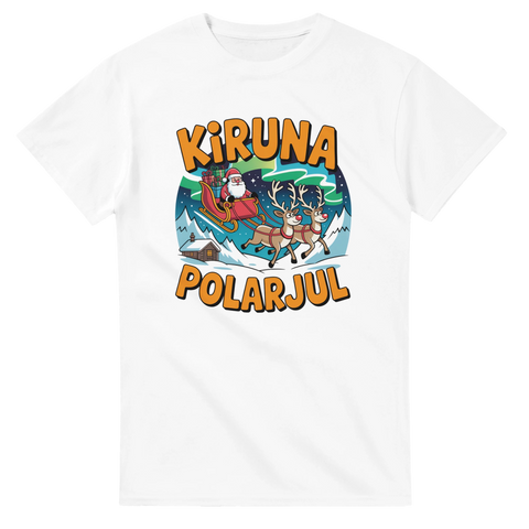 Vit t-shirt med grafisk illustration av polarnatt och jultomte i Norrland