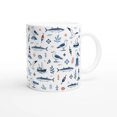 Detaljrik illustration av fiskebåtar och sjöfåglar på keramisk mugg