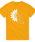Vit tusensköna som övergår i flygande fjärilar på en gul t-shirt.