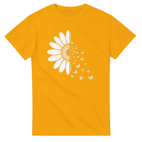 Vit tusensköna som övergår i flygande fjärilar på en gul t-shirt.