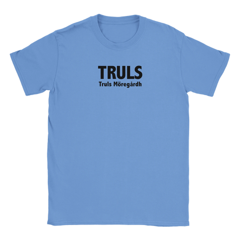 Truls Möregårdh text i svart på ljusblå t-shirt.