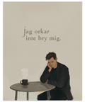 Poster med texten Jag orkar inte bry mig ovanför en utmattad man vid ett kaffebord i dova, beigea färgtoner.
