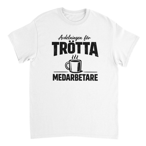 Avdelningen för Trötta Medarbetare" text med kaffekopp på vit t-shirt.
