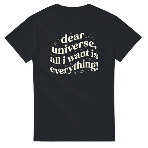 Grafiskt cosmic-motiv med stjärnor och planeter på en svart t-shirt