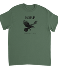 Mörkgrön t-shirt med detaljerat korpmotiv och latinsk text