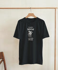 Mörk humoristisk design med tecknad dödgrävare och ironiskt citat på t-shirt
