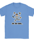 Tecknad man springer med prylar, text "JAG SKA BARA..." på ljusblå t-shirt, humoristisk.