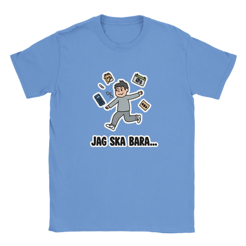 Tecknad man springer med prylar, text "JAG SKA BARA..." på ljusblå t-shirt, humoristisk.