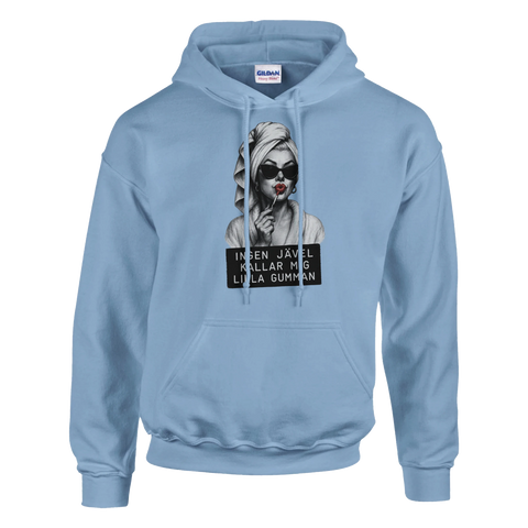 Marilyn Monroe-inspirerad kvinna i solglasögon med rött läppstift och text "Ingen jävel kallar mig lilla gumman" på ljusbl...