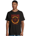 Modell i svart t-shirt med Doomlord-tryck och flammande fågelmotiv